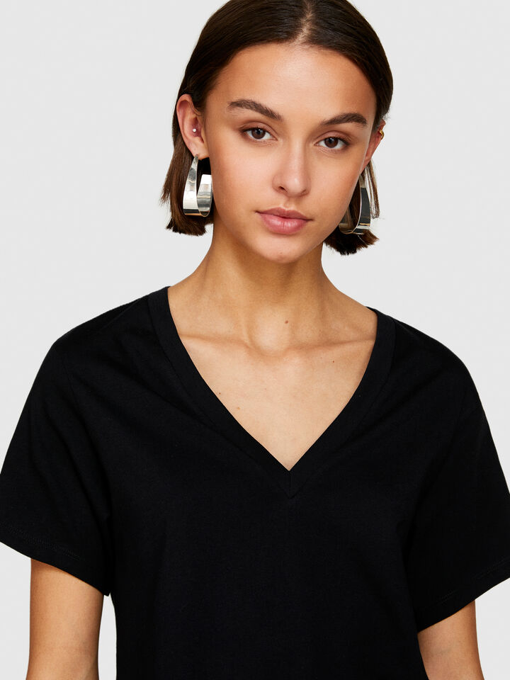 T-shirt with V-neck in 100% organic cotton - women's short sleeve t-shirts - Black | Sisley image number 5